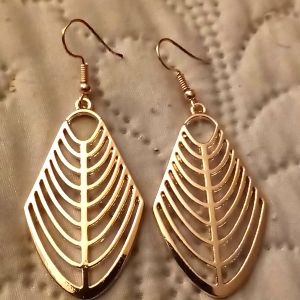 GOLD TONE CASCADING DANGLE EARRINGS 2 IN